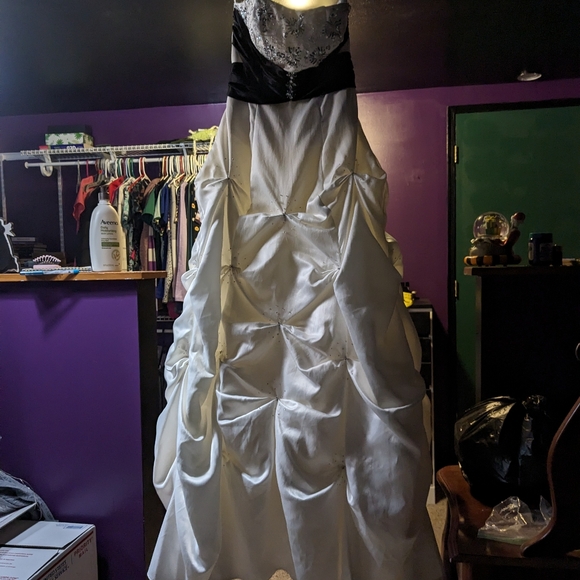 Wedding/Prom Dress - Picture 3 of 8